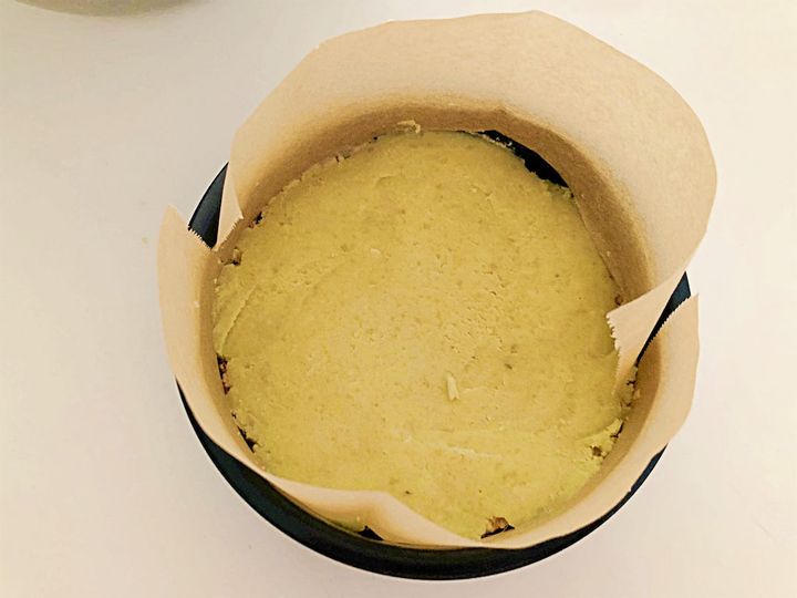 型にさつまいも生地を入れたところ