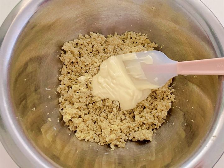 さつまいもにホワイトチョコレートを入れる