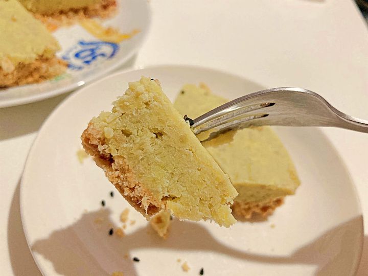 スイートポテトケーキを食べるところ