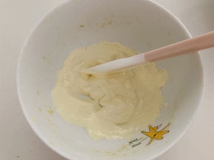 溶かしたホワイトチョコレート