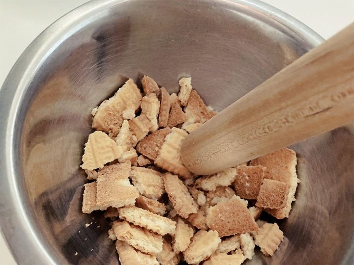 ビスケットを砕く