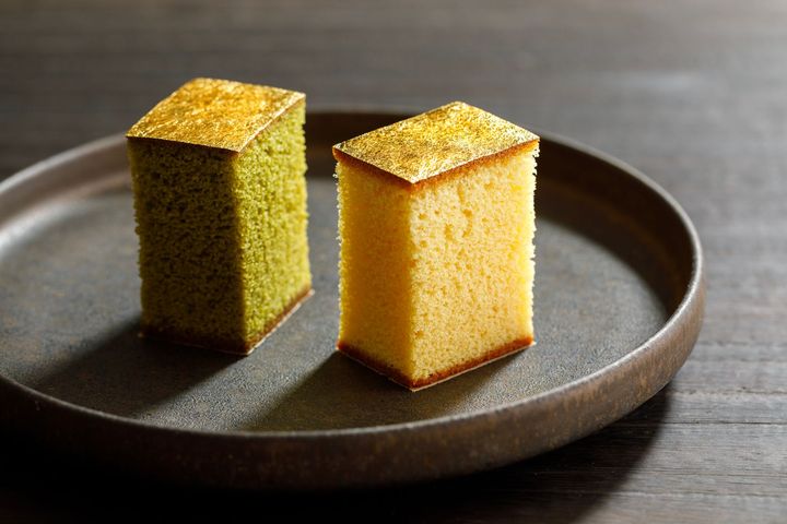 「金かすてら」のプレーンと抹茶。カステラのトップに金箔が輝く。