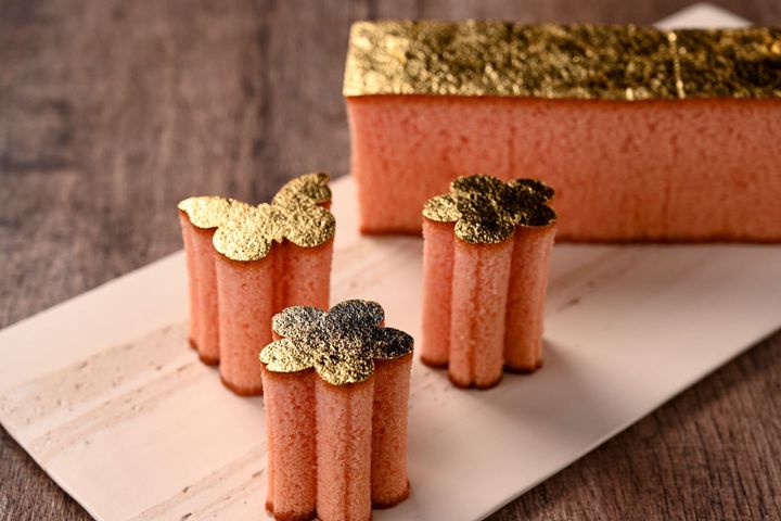 「金かすてら・桜」1本(3カット) ¥1,782。2025年4月10日までの期間限定品。蝶々と桜の型抜きが愛らしく、春の訪れが待ち遠しく感じられる。ほんのり桜風味。