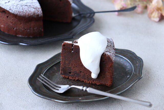 基本のガトーショコラ カットしてホイップクリームを乗せる