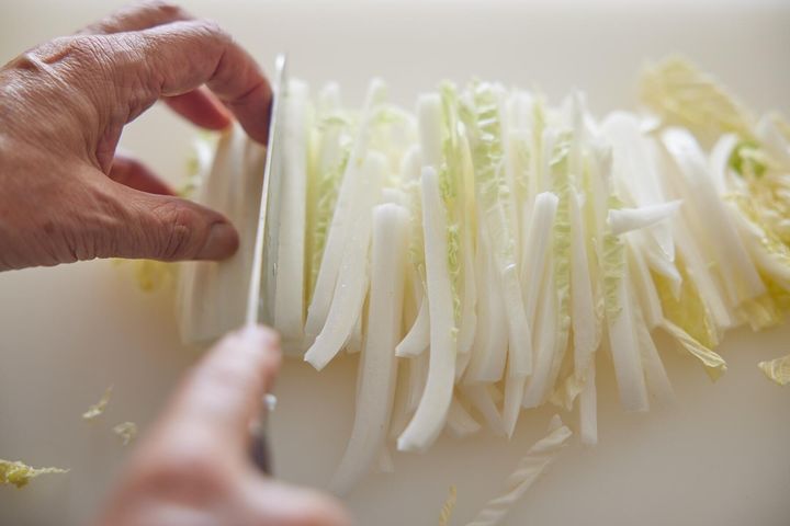 白菜をカットする