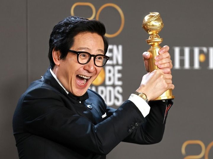 画像: キー・ホイ・クァンの手形と足形がチャイニーズ・シアターに残される