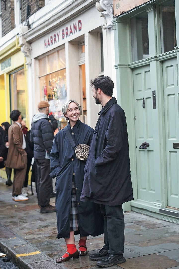 コーデがグッと引き締まる！ 足元に差し色を入れたオシャレなコーデ