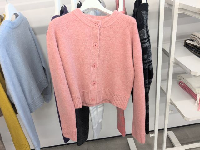 ピンクのパフィータッチクルーネックショートカーディガン