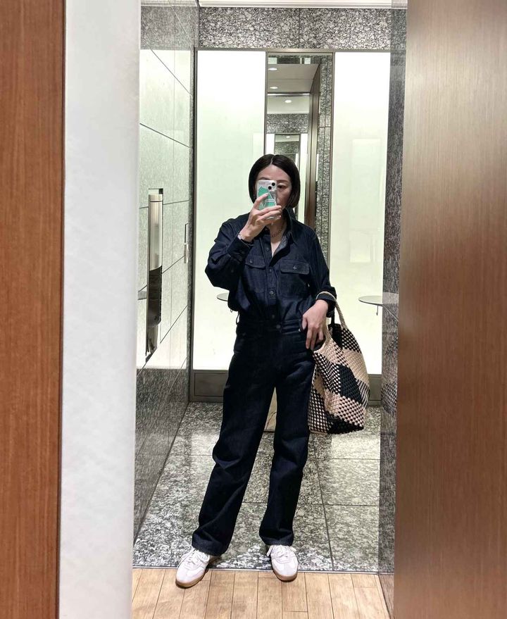 画像1: 【UNIQLO and JW ANDERSON】デニムオーバーサイズシャツ（Lサイズ着用）¥3,990、ストレートジーンズ（28インチ着用）¥3,990 www.uniqlo.com