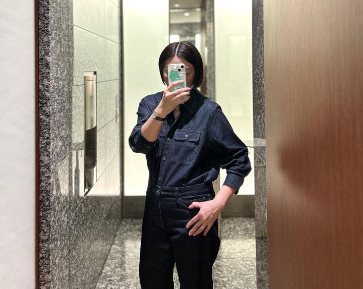 画像2: 【UNIQLO and JW ANDERSON】デニムオーバーサイズシャツ（Lサイズ着用）¥3,990、ストレートジーンズ（28インチ着用）¥3,990 www.uniqlo.com