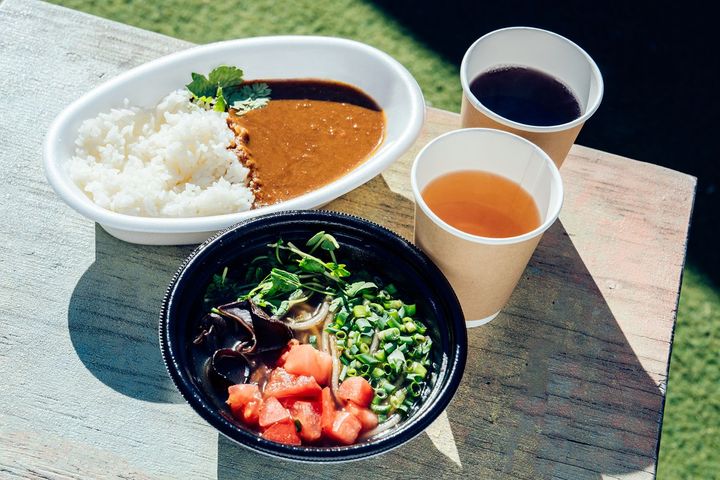 スパイシーな薬膳温活ヴィーガンカレーと美泉夜市限定のサ飯マーラータンで、体がぽかぽかに。