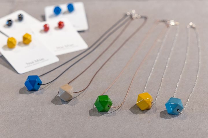 沖縄の言葉で“塗りもの”と“漆を塗る人”を意味するNui Mun（ヌイムン）