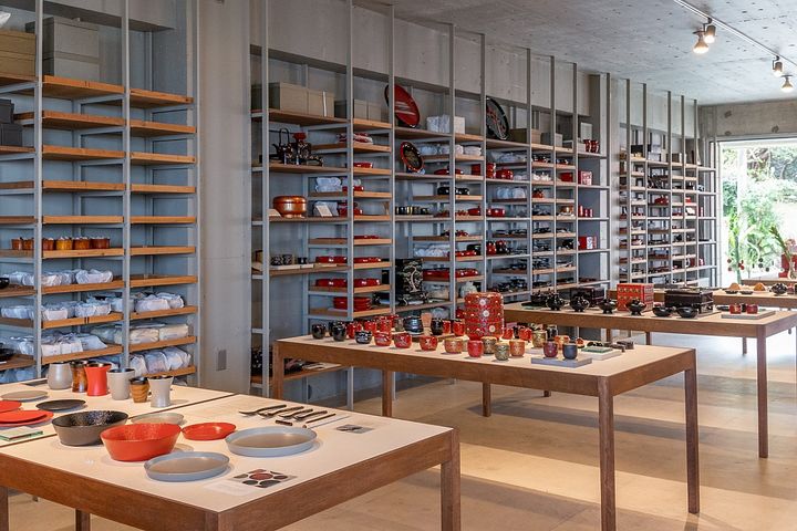 広々とした店内には高級な琉球漆器がずらり