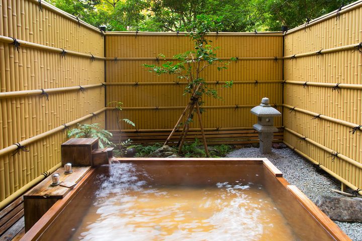 檜作りの露天風呂「一笑」（写真提供：吉祥やまなか）