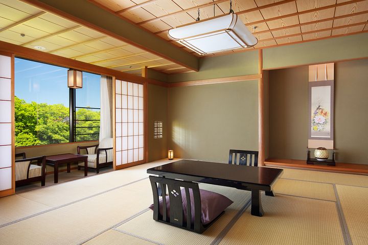 今回泊まった渓流側の客室「楽」（写真提供：吉祥やまなか）