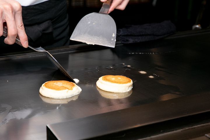 シェフが目の前で焼いてくれるパンケーキ