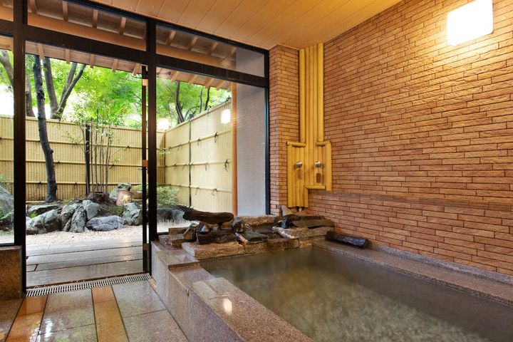 石作りの内風呂「友琴」（写真提供：吉祥やまなか）