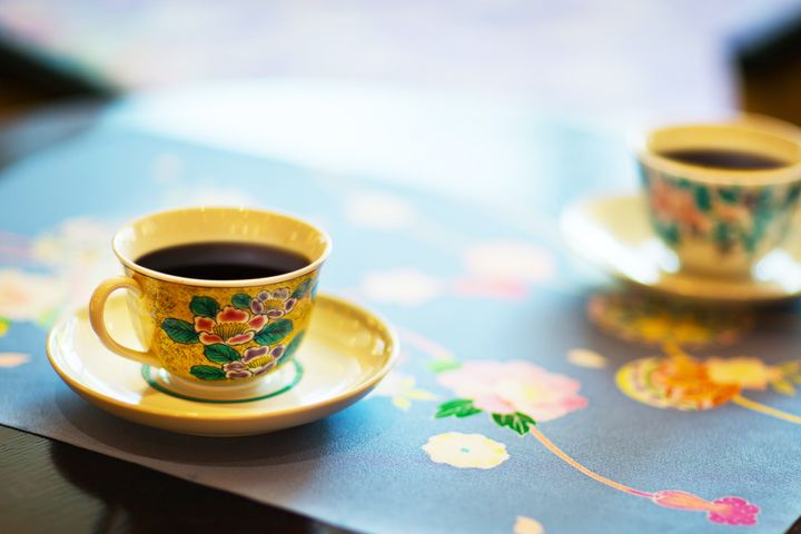 伝統工芸「九谷焼」でコーヒーを（写真提供：吉祥やまなか）