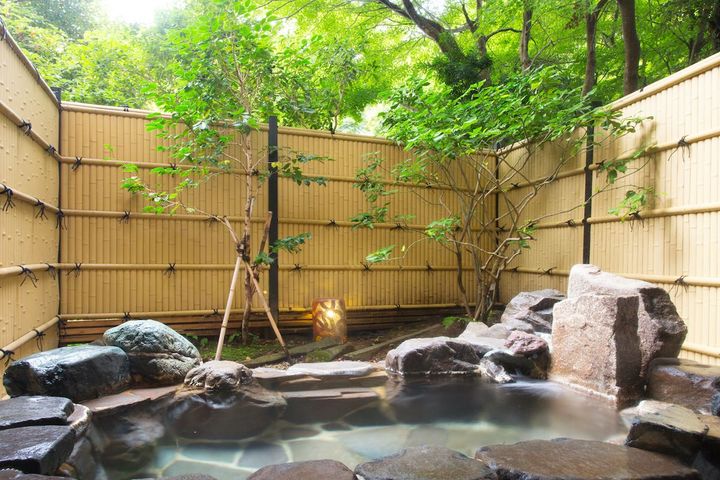 岩作りの露天風呂「竹雀」（写真提供：吉祥やまなか）