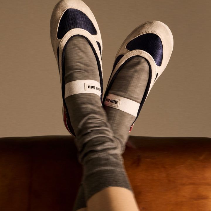 バレリーナ「ジムナジウム」¥141,900（予定価格）／MIU MIU（ミュウミュウ クライアントサービス）※限定色