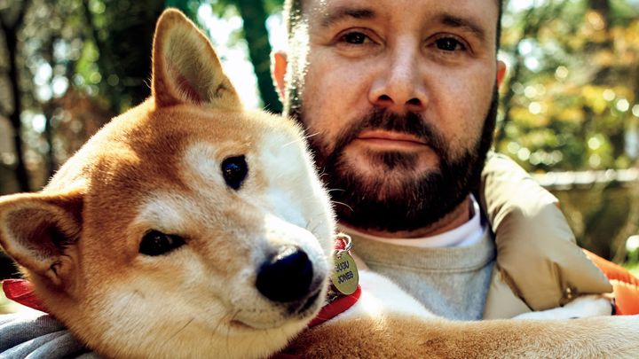 ファッションデザイナー・キム・ジョーンズ、柴犬GUGU