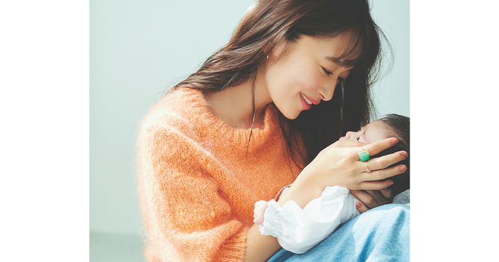 第三子を抱っこして微笑む近藤千尋さん