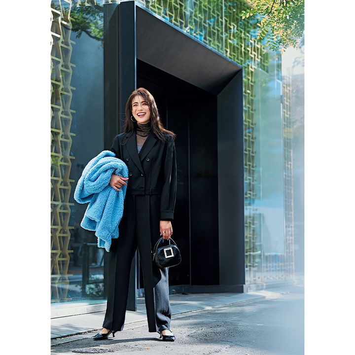 センシュアルなシアータートルでオールブラックでも高揚感あるジャンプスーツコーデ