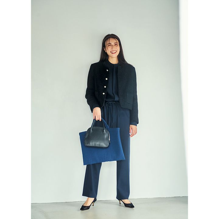 ジャケットを羽織って母業もいけるジャンプスーツコーデ