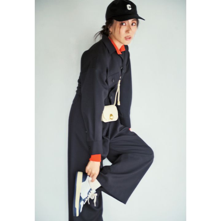 ジャンプスーツからチラ見えするカラーニットがオシャレ