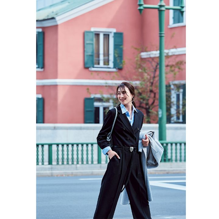 ジャンプスーツならオフィスの鉄板コーデも即アップデート