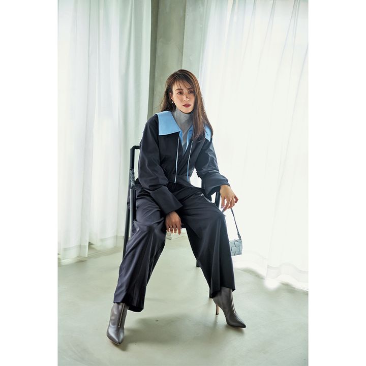 カジュアル寄りなジャンプスーツも深Vネックがキレイめを助長