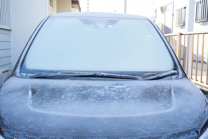 車のフロントガラスの凍結を防ぐには？