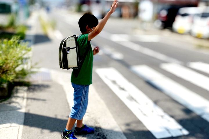 横断歩道を渡ろうとしている子ども