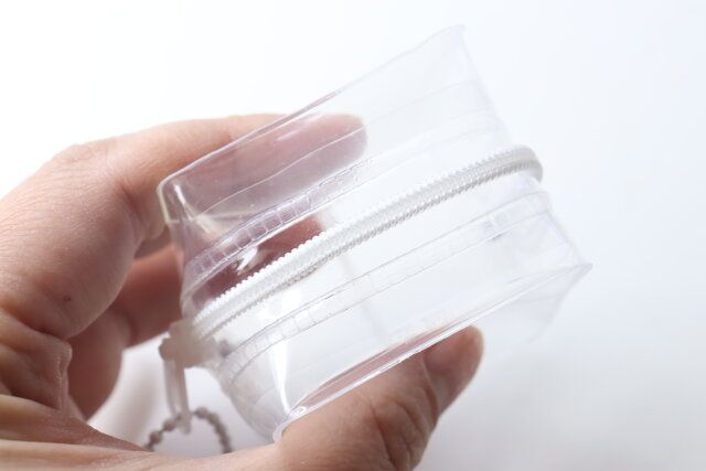 セリア ぷちっとマスコットポーチ（キューブ型） 素材感