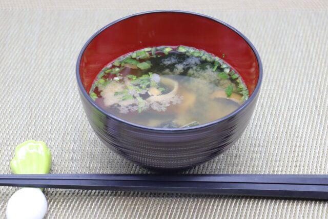 ダイソーの高級感のある会津塗 洗浄機対応 糸目汁椀 溜内朱