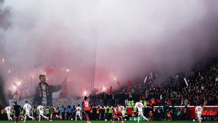 霧の原因は…まさかの過激サポーター！？日本人多数所属のあのチームで珍事