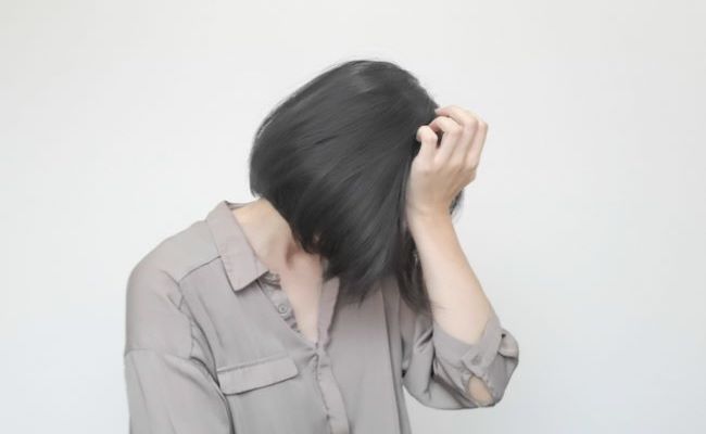 頭を抱える女性