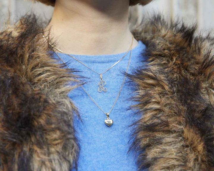 画像: アクセサリーは主張しすぎないシルバー系のものをチョイス。