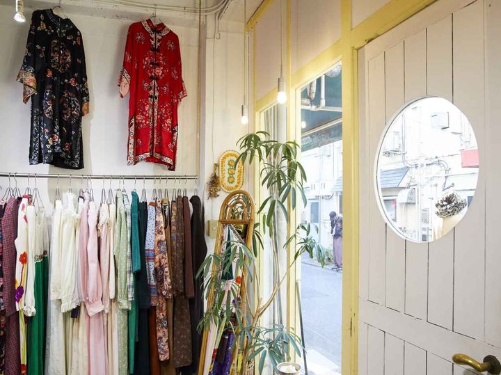 画像: 店名になぞらえたレモン色が効いている。一度塗った色が気に入らず、よりレモンっぽさを求めて塗り直してもらったこだわりの差し色。