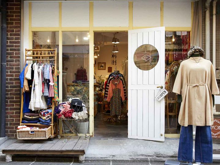 画像: メインストリートから一本入った通りにあるので落ち着いて買い物ができるのも大人世代にとって嬉しいところ。実際、じっくり吟味する人が多いそう。