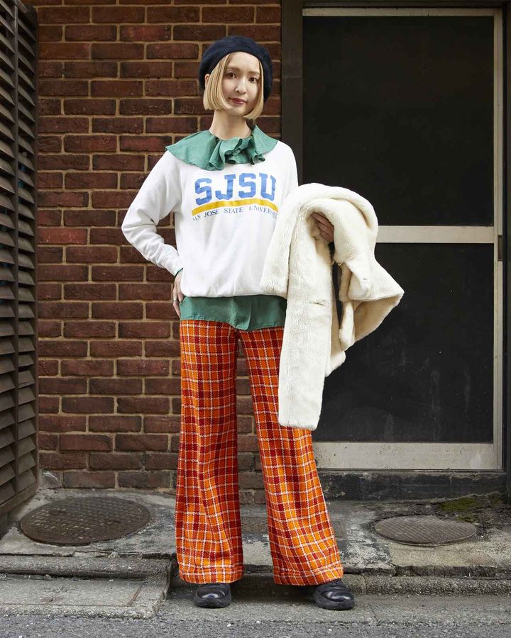 画像: 80sスウェット￥7,590、90sシルクフリルシャツ￥8,690、60sウールパンツ￥12,540、アンゴラファーベレー帽￥7,040