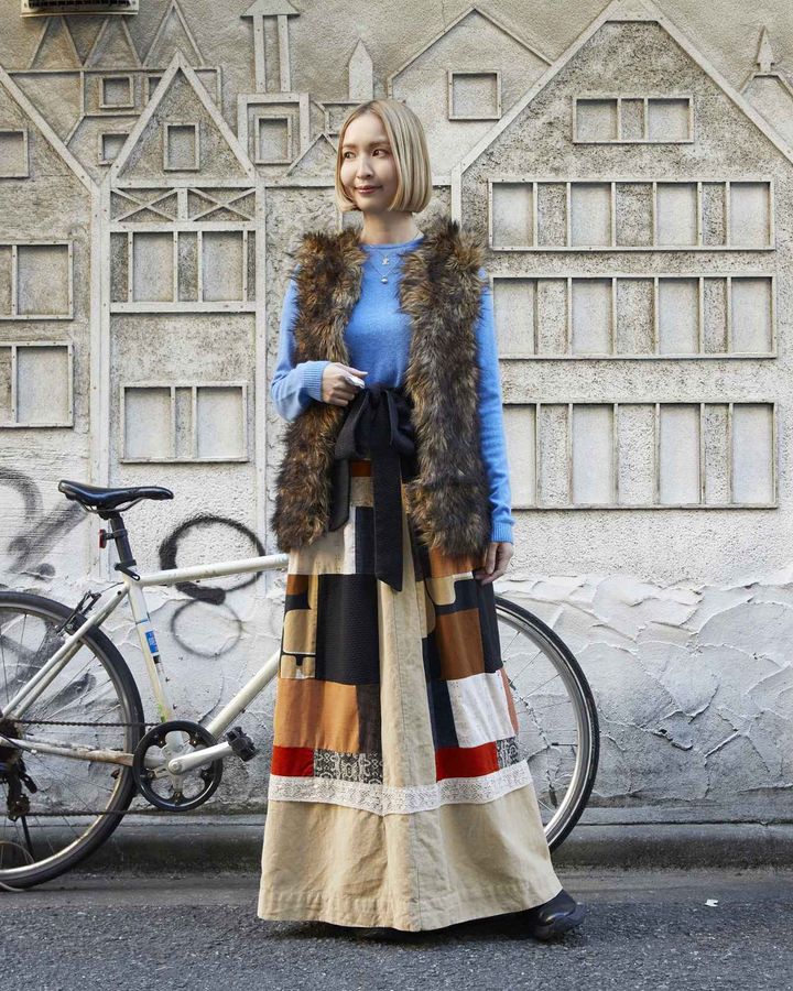 画像: カシミアニット￥8,690、ファーベスト￥9,240、70sパッチワークスカート￥12,540