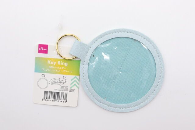 ダイソー 合皮キーホルダー（丸、ブルー、イエロー、グリーン） 商品タグ