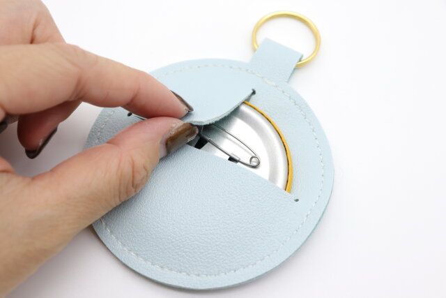 ダイソー 合皮キーホルダー（丸、ブルー、イエロー、グリーン） 使用例 後ろ