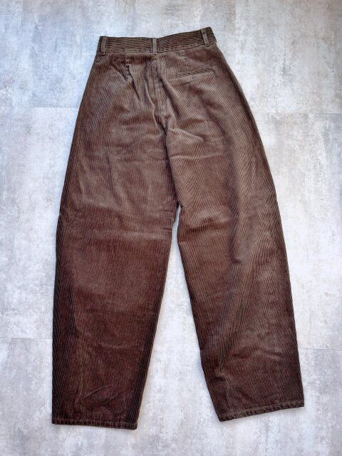 GU コーデュロイバレルレッグパンツ BROWN 後ろ側