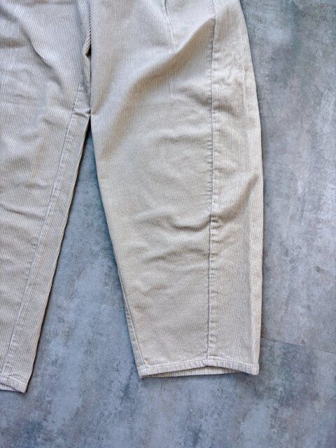 GU コーデュロイバレルレッグパンツ NATURAL シルエット