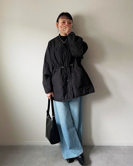 UNIQLOのブラックの「リブハイネックT」×ドレープワイドフレアジーンズ