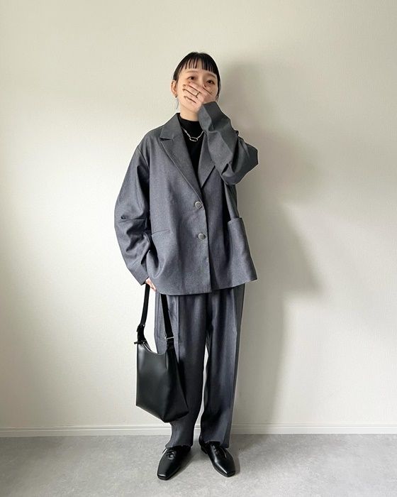 UNIQLOのブラックの「リブハイネックT」×セットアップ