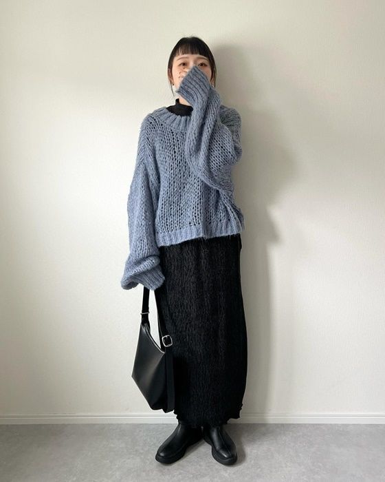 UNIQLOのブラックの「リブハイネックT」×ベロアプリーツロングスカート