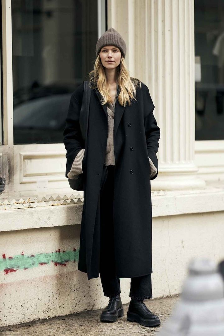 画像: キリッとした黒ロングコートにほっこりデニムが大人可愛い